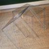 Paire de tables d'appoint en plexiglas transparent, datant des années 1990. Usures normales liées à l'âge de l'objet. dans le goût de Kartell.