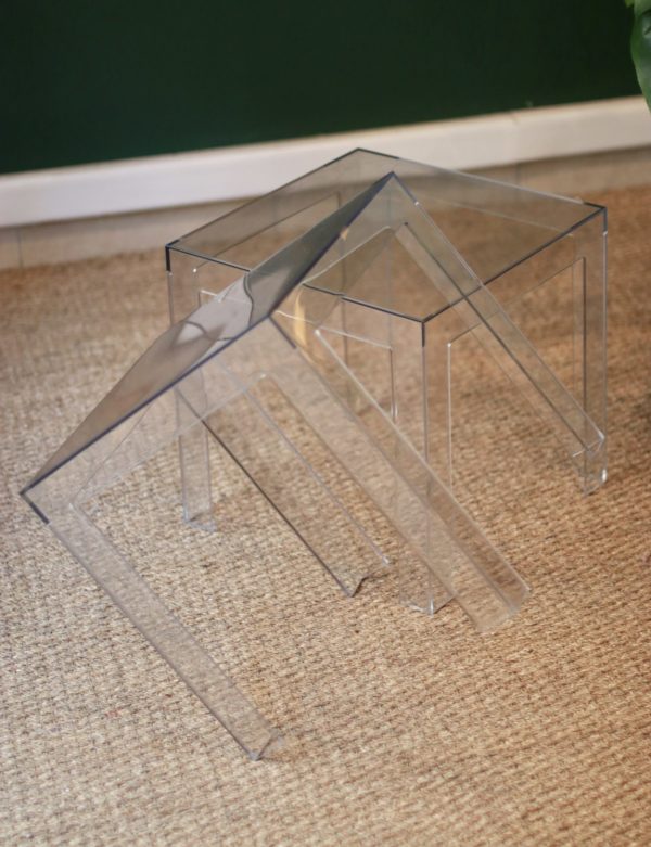 Paire de tables d'appoint en plexiglas transparent, datant des années 1990. Usures normales liées à l'âge de l'objet. dans le goût de Kartell.