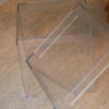 Paire de tables d'appoint en plexiglas transparent, datant des années 1990. Usures normales liées à l'âge de l'objet. dans le goût de Kartell.