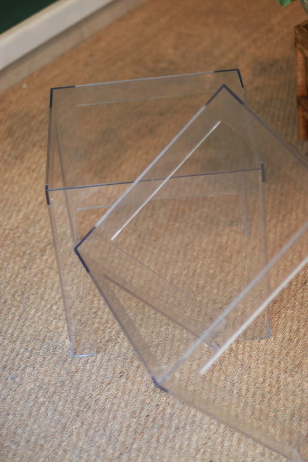 Paire de tables d'appoint en plexiglas transparent, datant des années 1990. Usures normales liées à l'âge de l'objet. dans le goût de Kartell.