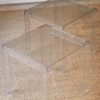 Paire de tables d'appoint en plexiglas