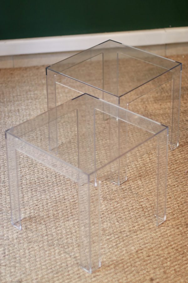 Paire de tables d'appoint en plexiglas