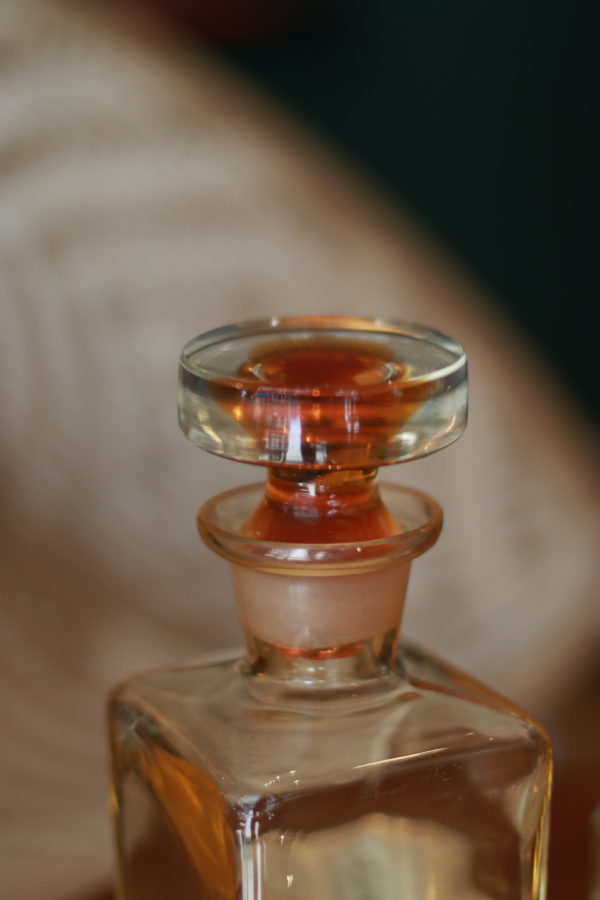 Carafe à whisky en verre des années 1970 de couleur ambrée. 