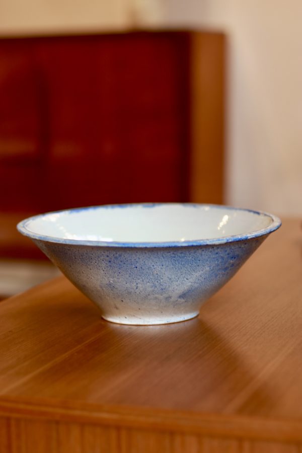 Jatte ancienne en céramique de couleur bleu