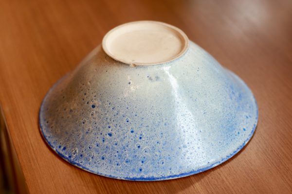 Jatte ancienne en céramique de couleur bleu