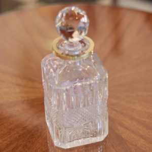 Carafe à whisky vintage en cristal et laiton