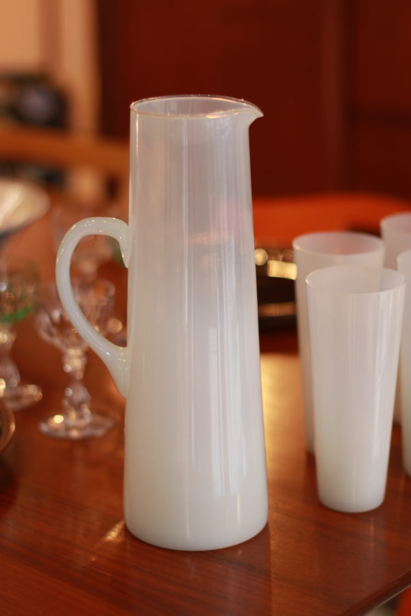 Service à orangeade en verre opalin des années 1950 dans le goût scandinave. Comprend une grande cruche et 5 grands verres à eau. Parfait état. 
