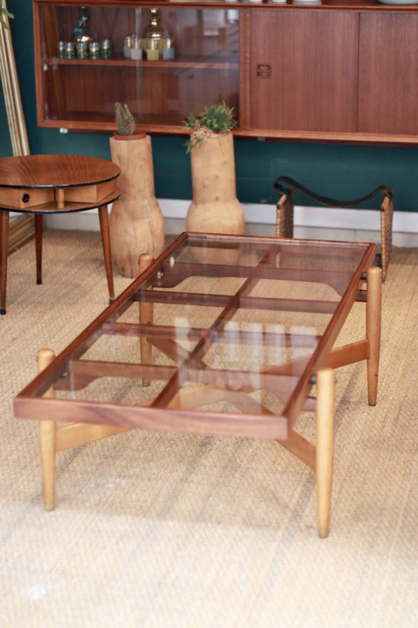 Table basse mid-century en palissandre, bois de hêtre et plateau en verre d'origine. Dans le goût de Gio Ponti. Entretoise en X, pieds fuseaux, structure en quadrillage.