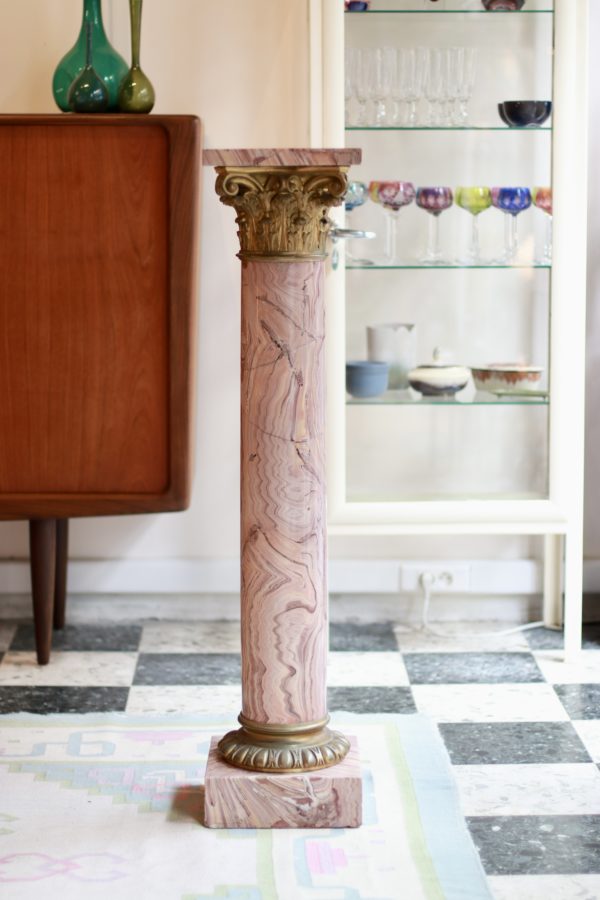 Majestueuse colonne corinthienne en marbre rose et bronze doré datant de la fin du 19ème siècle.