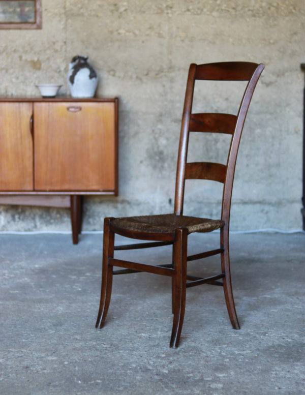 Chaise de nourrice ancienne en bois et paille