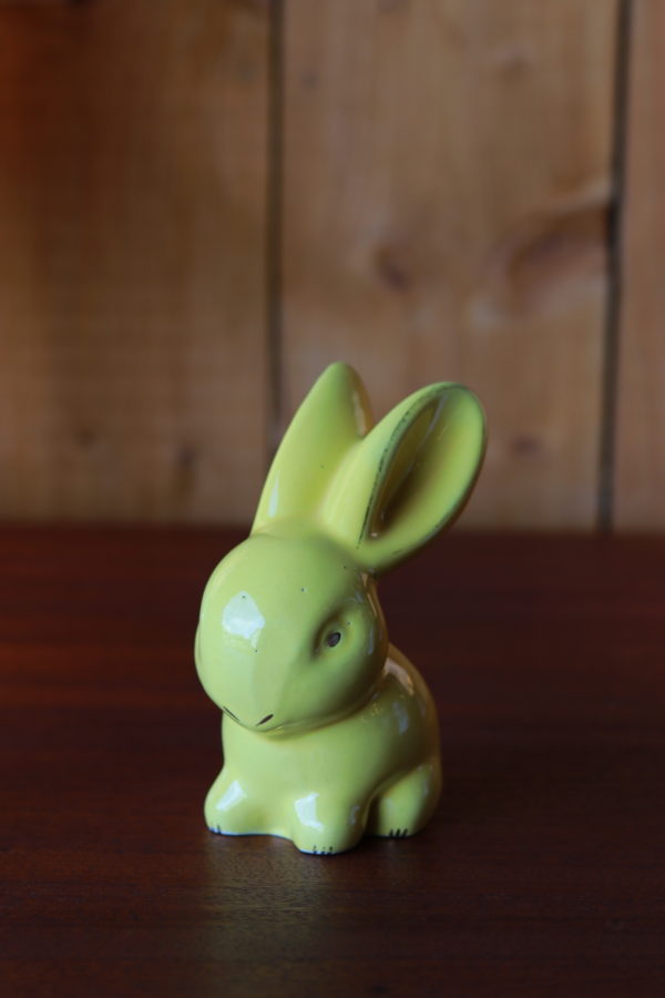 Petit lapin en faïence jaune des années 1950