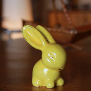 Petit lapin en faïence jaune des années 1950