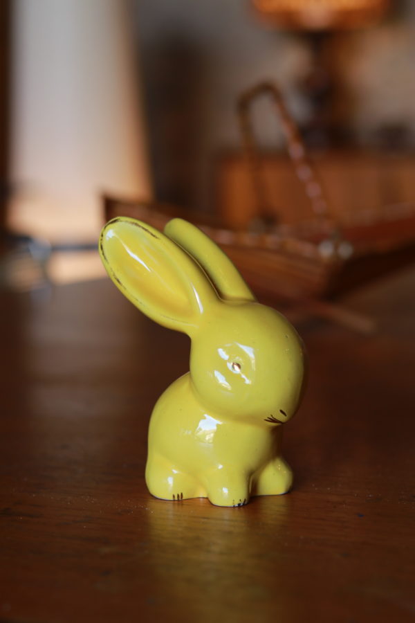 Petit lapin en faïence jaune des années 1950