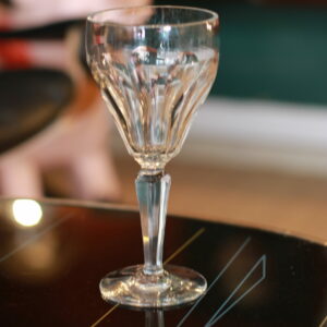 Verre à vin ou à eau en cristal transparent, probablement du Val-Saint-Lambert. Vers 1930/1940. 