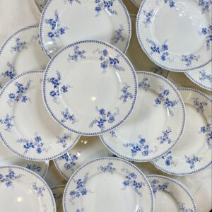 18 assiettes en faïence de Maastricht, modèle Yvette