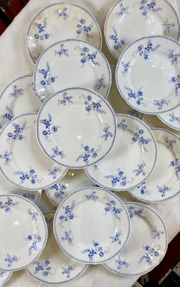 18 assiettes en faïence de Maastricht, modèle Yvette