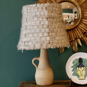 Lampe en terre cuite et abat-jour d’origine en laine