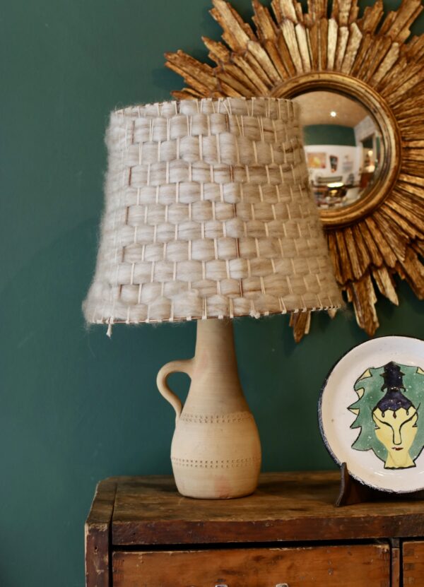 Lampe en terre cuite et abat-jour d’origine en laine