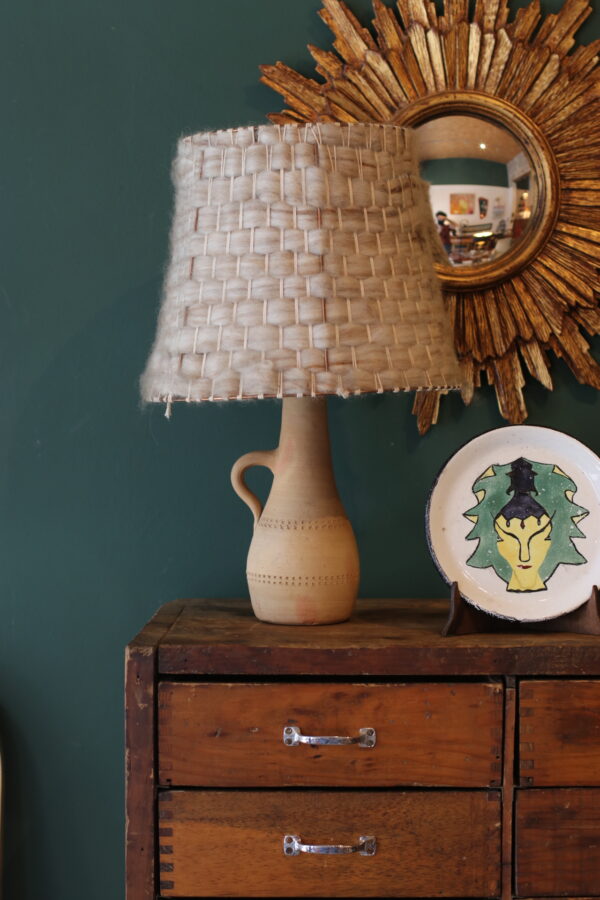 Lampe en terre cuite et abat-jour d’origine en laine