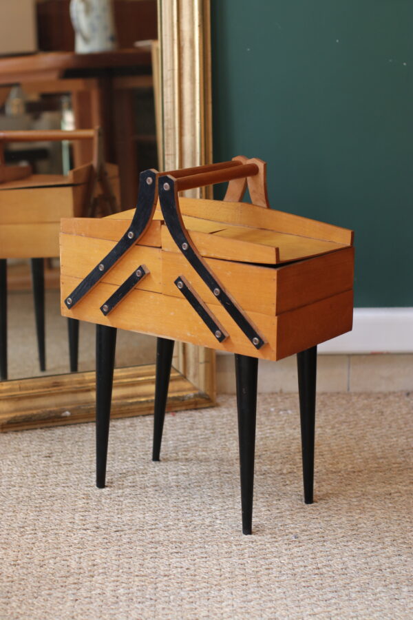 Boite à couture vintage en bois clair, deux étages de rangement. 
