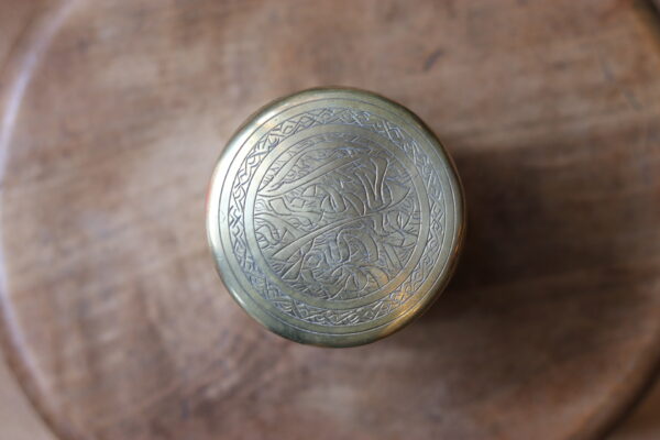 Bougie parfum Néroli coulée dans un boîte orientale en laiton – Image 4