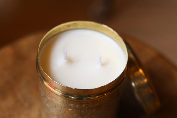 Bougie parfum Néroli coulée dans un boîte orientale en laiton – Image 5