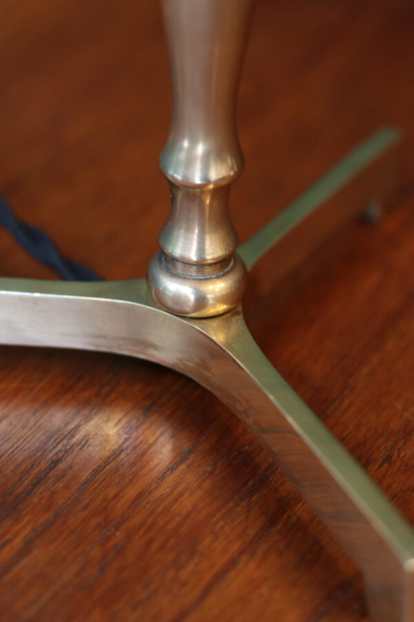 Lampe tripode mid-century en laiton – Image 9