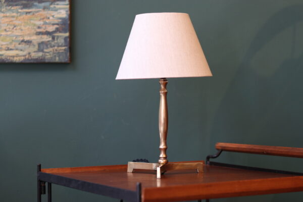 Lampe tripode mid-century en laiton – Image 5