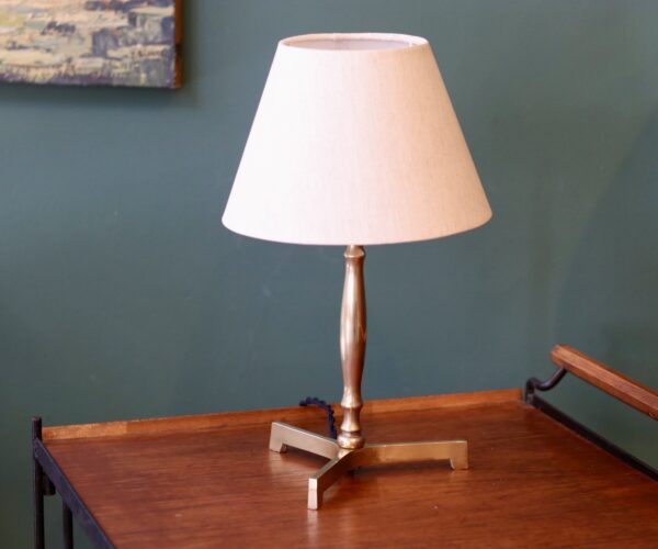 Lampe tripode mid-century en laiton – Image 4