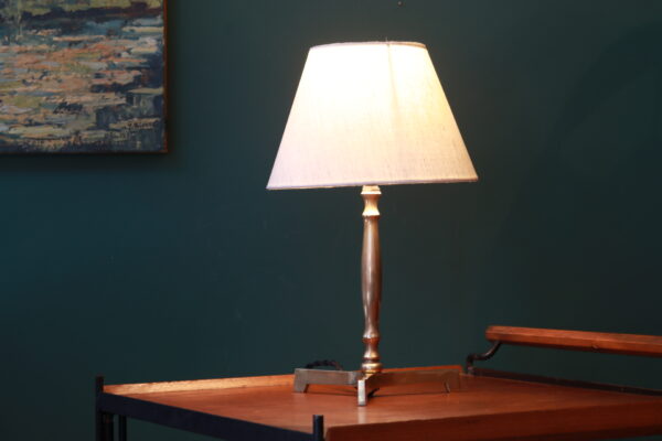 Lampe tripode mid-century en laiton – Image 2