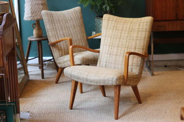 Paire de fauteuils vintage en pin et tissu chiné beige