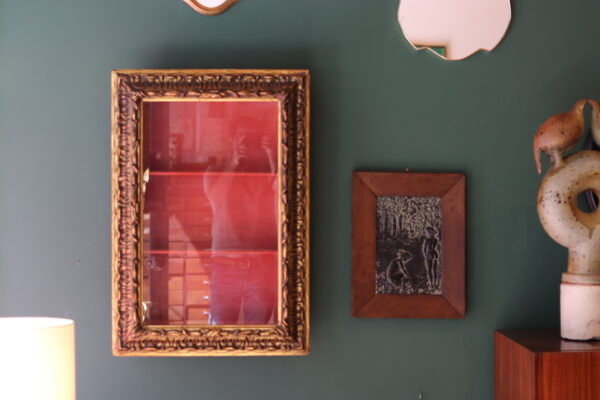 Vitrine murale ancienne – bois doré et velours rouge – Image 11