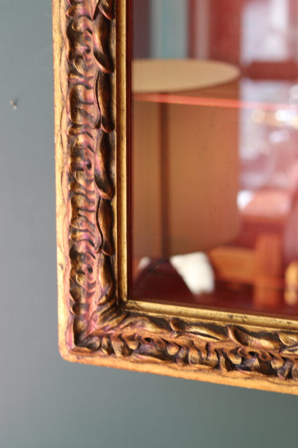 Vitrine murale ancienne – bois doré et velours rouge