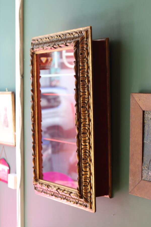 Vitrine murale ancienne – bois doré et velours rouge – Image 10