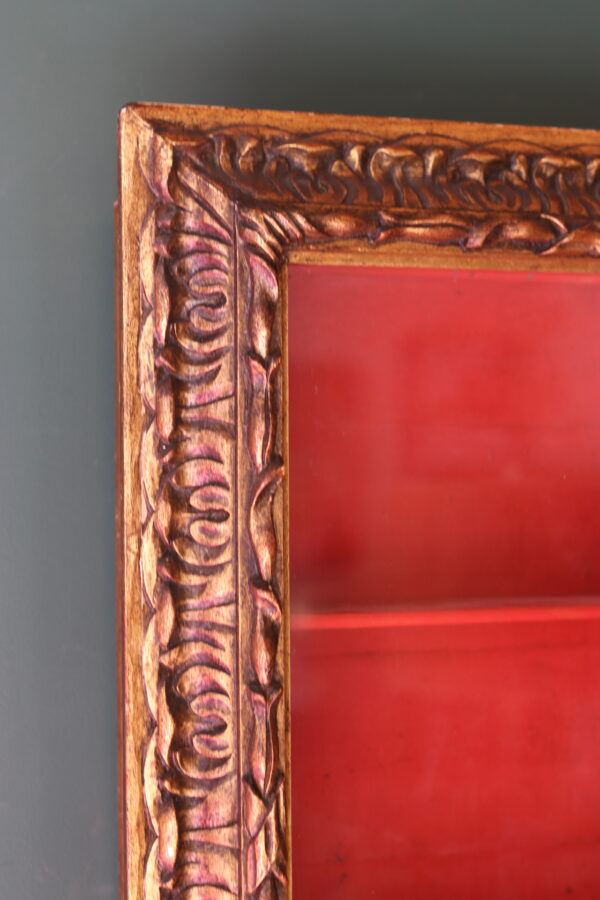 Vitrine murale ancienne – bois doré et velours rouge – Image 9
