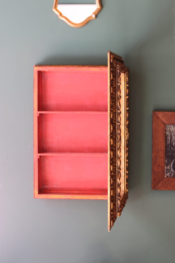 Vitrine murale ancienne – bois doré et velours rouge – Image 7
