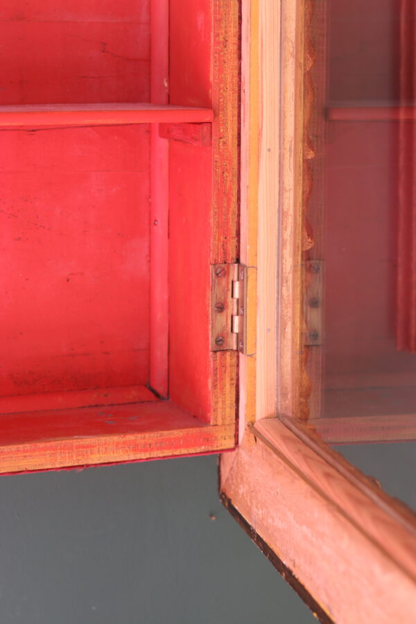 Vitrine murale ancienne – bois doré et velours rouge – Image 6