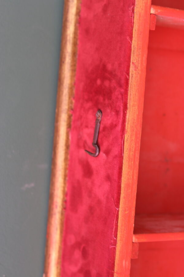Vitrine murale ancienne – bois doré et velours rouge – Image 4
