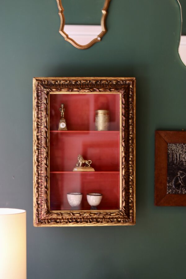 Vitrine murale ancienne – bois doré et velours rouge – Image 3