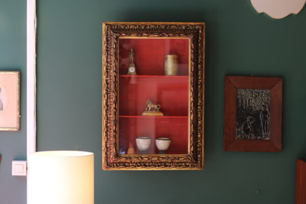 Vitrine murale ancienne – bois doré et velours rouge – Image 2