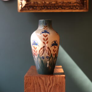 Vase Art Déco en faïence peint à la main, vers 1925–35.