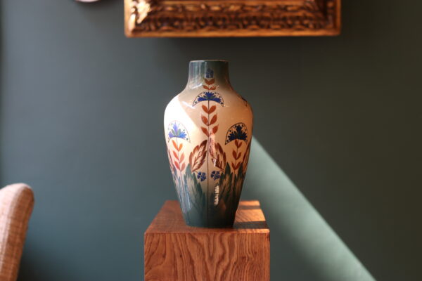 Vase Art Déco en faïence peint à la main, vers 1925–35.