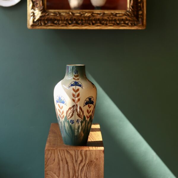 Vase Art Déco en faïence peint à la main, vers 1925–35.