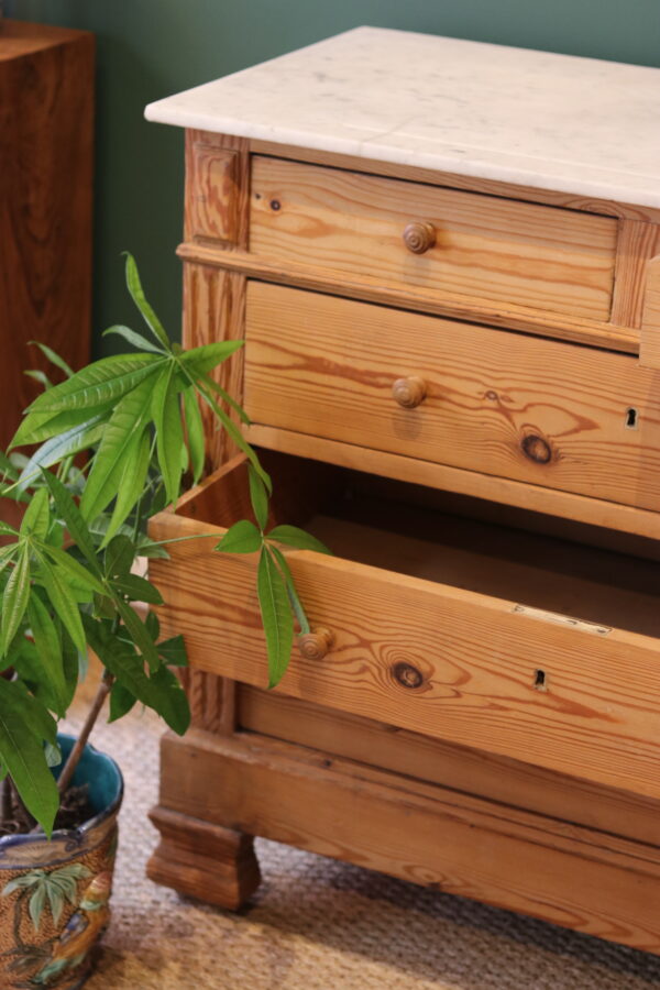 Commode ancienne en pitch pin, vers 1900 – Image 5