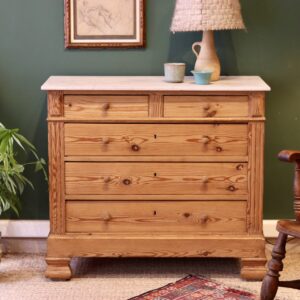 Commode ancienne en pitch pin, vers 1900