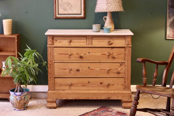 Commode ancienne en pitch pin, vers 1900