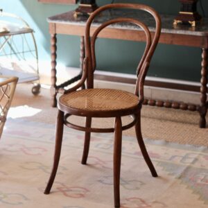 Chaise courbée à l’assise cannée, attribuée à Thonet (modèle n°14)
