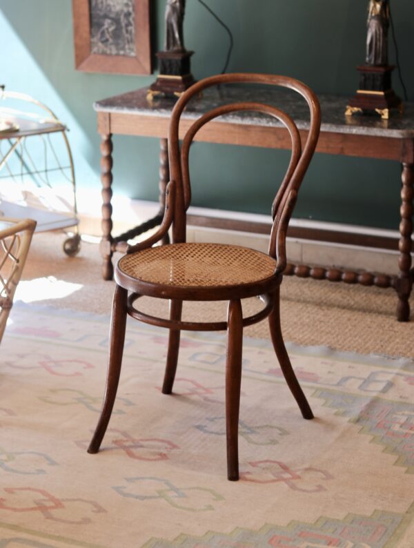 Chaise courbée à l’assise cannée, attribuée à Thonet (modèle n°14)