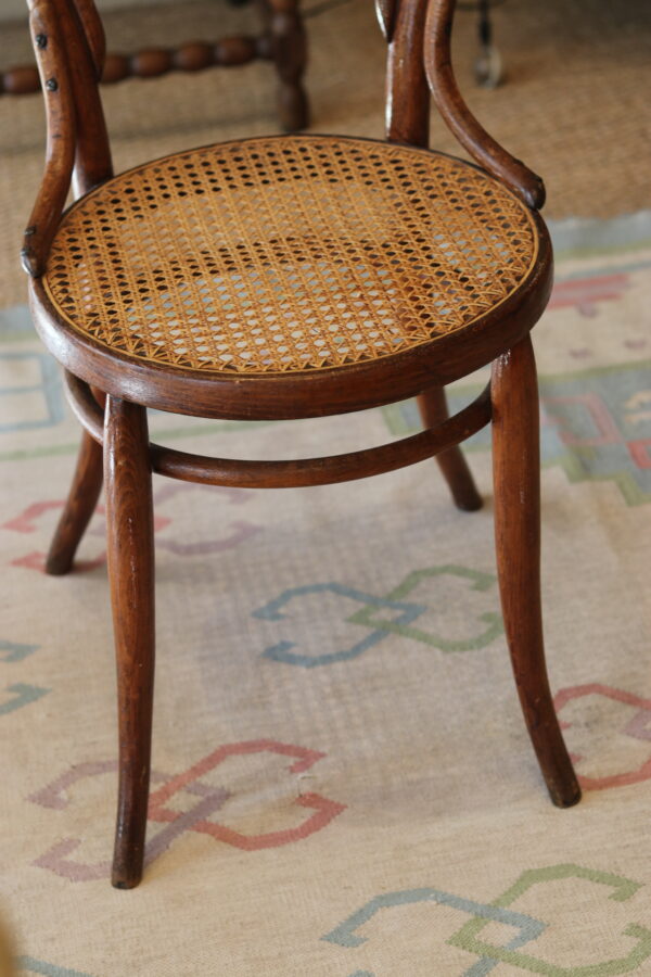 Chaise courbée à l’assise cannée, attribuée à Thonet (modèle n°14) – Image 2