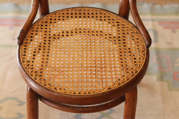 Chaise courbée à l’assise cannée, attribuée à Thonet (modèle n°14) – Image 9